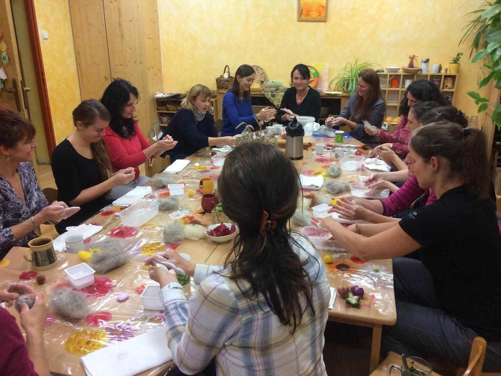 Pravidelná jihočeská setkávání waldorfských předškolních učitelek Vzájemné setkávání pedagogů plní důležitou funkci.