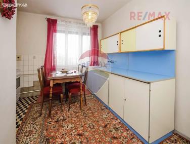 dům v B lov okres Zlín. K domu náleží velká předzahrádka s vlastní příjezdovou cestou o rozloze 247 m2 a bohatá zahrada se vzrostlými stromy o velikosti 836 m2.