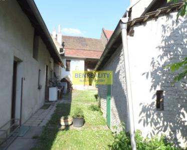 Suterén je monolitický betonový, ostatní svislé konstrukce jsou z plných cihel, svislé obvodové zdi 450mm. Stropy v suterénu, přízemí 1.