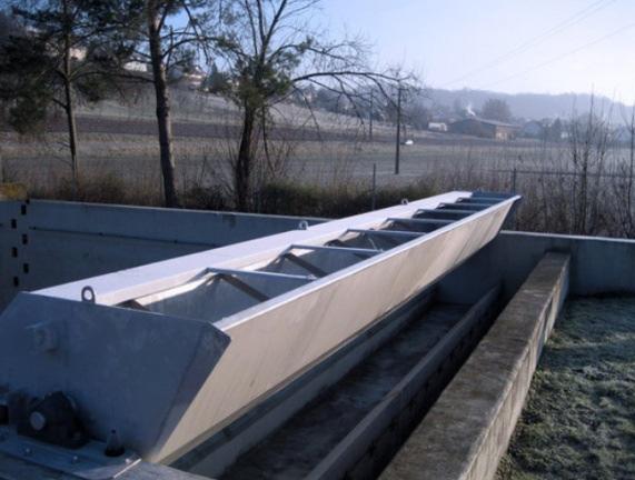 Není vhodné umístit bezpečnostní přeliv do blízkosti odtoku z nádrže, protože v této oblasti se shromažďují plovoucí nečistoty. [10] 2.4.