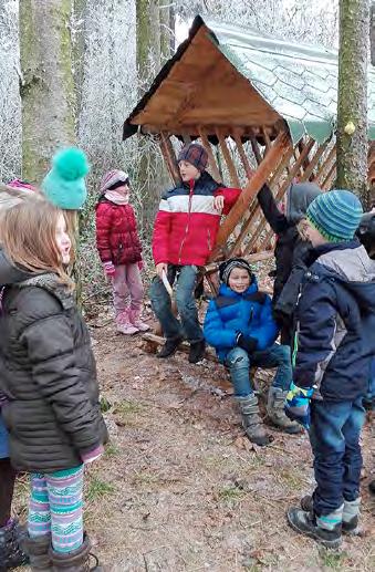 Třetí třída má letos na starosti jarmarky, proto proběhlo několik tvořivých schůzek a před první adventní nedělí mohl Vánoční jarmark vypuknout.