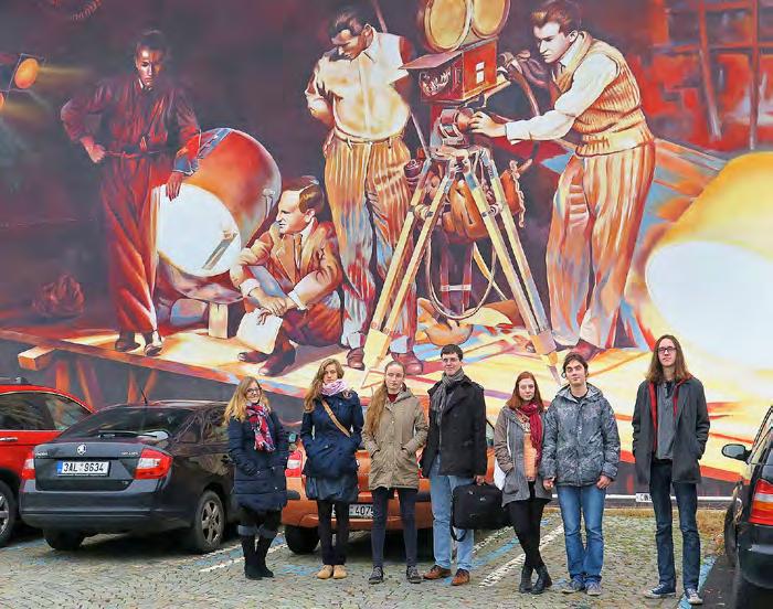 Při vstupu do hlavní budovy nám průvodce sdělil pár slov na úvod o historii Barrandova.