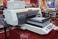 UV tiskárna Mimaki JFX 1631 je flatbed stroj s pracovní plochou 1 600 x 3 100 mm, vyvinutý pro dosahování vysoké kvality potisku.