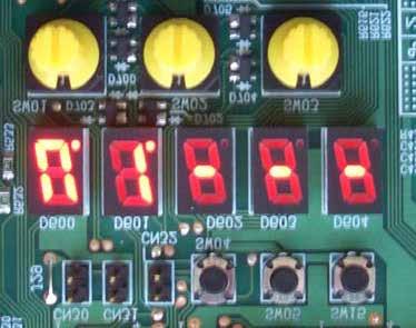 Kódy displeje se 7 segmenty u systémů VRF Řídicí deska rozhraní disponuje LED displeji se 7 segmenty, které umožňuje zkontrolovat provozní stav nebo provádět programování venkovní jednotky.