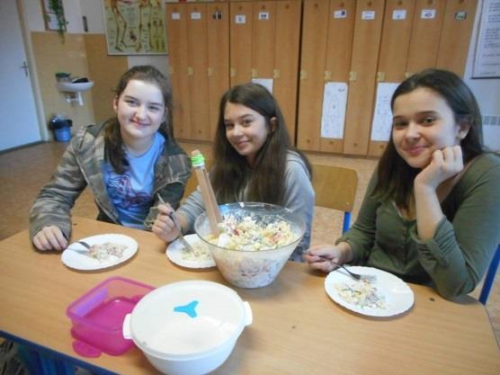 Cestovinový šalát Autorky jedla a postupu: Nina Károlyová, Laura Kňažková, Elisabeth Schniererová Doba prípravy: 45 60 min.