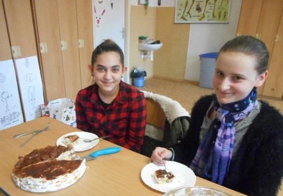 Na piškóty rozotrieme vrstvu krému, na ktorú opäť rozložíme vrstvu piškót. Mierne ich pokropíme šťavou a rozložíme na ne polovicu mandarínok. Prekryjeme vrstvou krému.