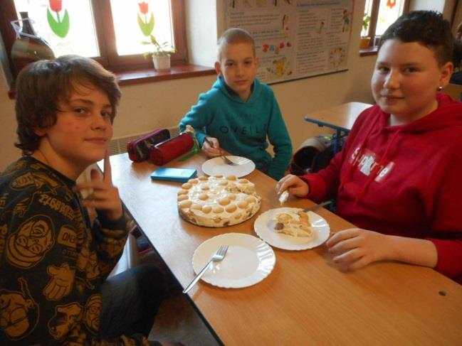 Smotanová torta s ovocím Autori dezertu a postupu: Samuel Leško, Samuel Zaťko, Martin Rolko Porcie: pre 10-12 osôb Na smotanovú nepečenú ovocnú tortu si pripravíme: 7 téglikov kyslej pochúťkovej