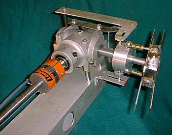 Nevýhodami jsou ovšem vysoká hmotnost, složitější konstrukce motoru a zvýšené mechanické ztráty v pohyblivých částech.