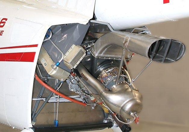 Kabina stroje nemá žádný čumák, pilot tak sedí přímo na začátku kabiny a má ideální výhled a dobrý přehled nad situací. Trup má z profilu tvar kapky, jejiž konec je pod úhlem seseknut.