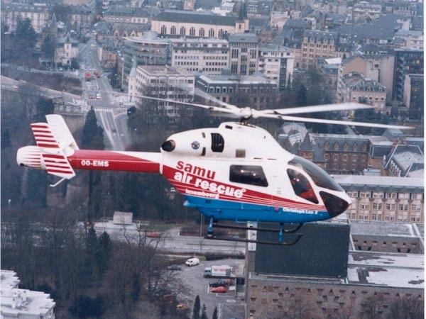 Při pohledu shora je situace podobná, jelikož jsou stabilizátory s ocasem spojeny pomocí mohutné plochy připomínající křídlo letadla, samotná tato část také pomáhá při stabilizaci v dopředném letu.
