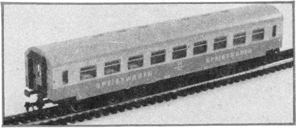 Obsahuje model lokomotivy řady V 100 a tři rekonstruované osobní vozy s nápisy a zbarvením odpovídajícím podle zavedené terminologie železničních modelářů epoše lil.