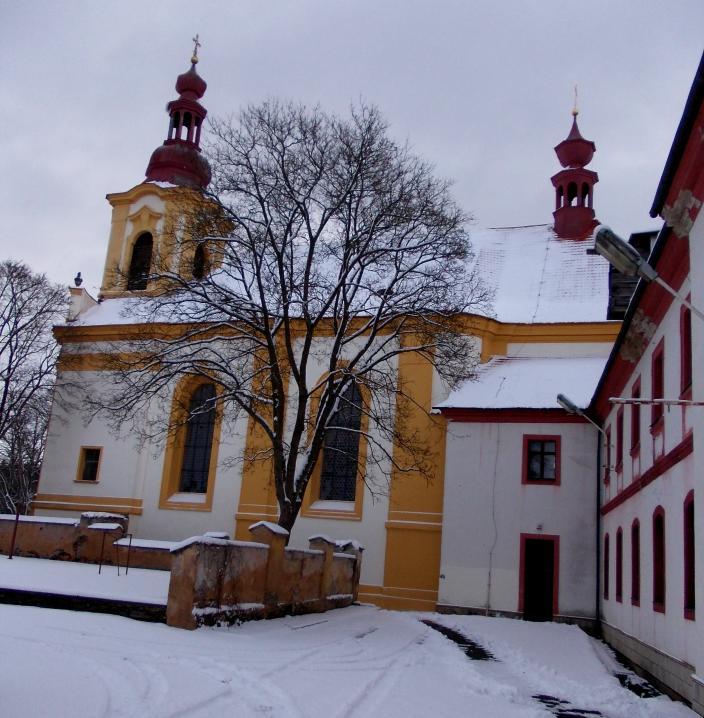 Dominantou je barokní zámek se zříceninou gotického hradu