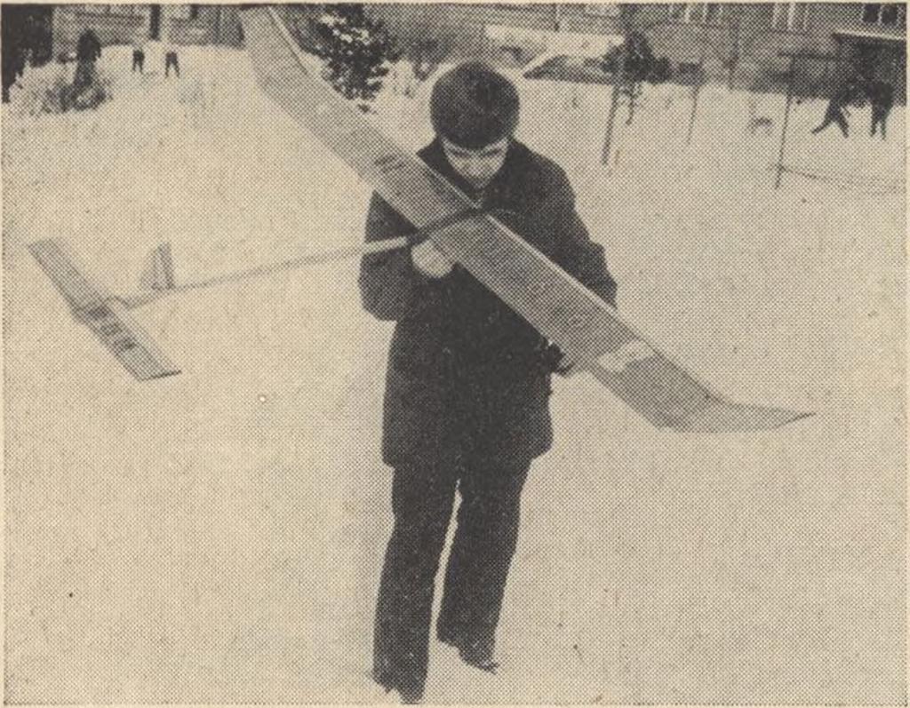 Potah: střed křídla tlustý Modelspan; uši, výškovka a zadní část trupu tenký Modelspan. Model je lakován 4-5krát ředěným vypínacím lakem. Po řádném zaschnutí se nanese jedna vrstva řídkého Linolaku.