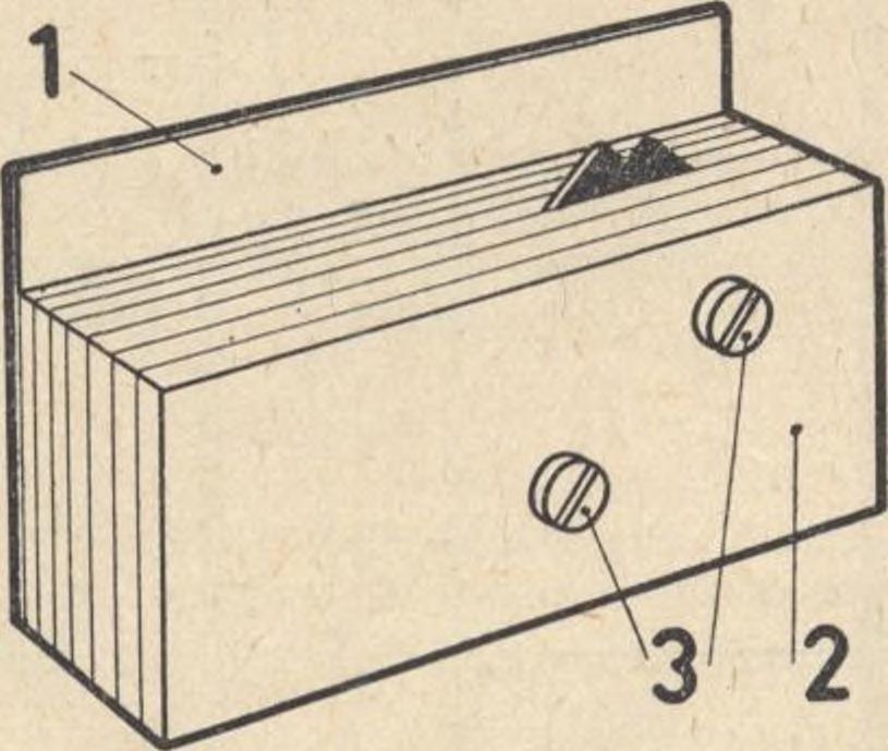 Kdo si nemůže pořídit výrobně poměrně náročný balsoříz (viz MO 10/68, seriál Balsa - modelářský chléb) a řezání podle pravítka považuje právem za nepřesné, může si zhotovit podle našeho obrázku