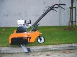Mobilní vyrývač - obrývač hran trávníku 10/12 Vyrývač - obrývač ELIET Edge Styler PRO 022 Pohon Rychlost kmitů nože - počet cyklů Pojezd zadních kol, pohon Honda GX 120, 4k klínovým řemenem 100 cyklů