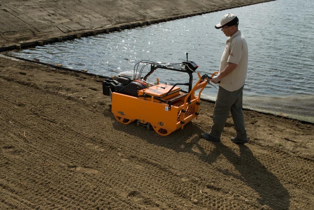 Kombinované secí stroje 8/12 Secí stroj ELIET GZC 750 HST 016 B&S Vanguard 6,5k Převodovka hydrostatická Pracovní záběr 72 cm Provedení bran - počet hřebů hřebenové vibrační brány - 6 a 7 Frekvence