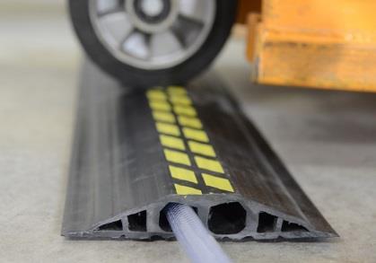 pracoviště s nebezpečím skluzu průmyslové kabelové můstky pro použití ve skladech, dílnách a výrobních provozech umělohmotné a hliníkové kabelové můstky pro prodejní plochy,
