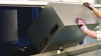 Přenos lisovací síly spočívá v mechanizmu s plochými řemeny a sadou otáčejících se kol na valivých ložiskách. Výroba elektro skříně s výškou 400 mm na lisu se zvětšeným otevřením.