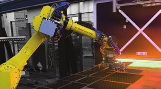 Řešení, při kterých nakládání, kontrola tloušťky plechu, centrování rozvinu, vykládání a paletizování hotového výrobku probíhá po dobu robotického ohýbání, zkracují časové cykly o 10 15 sekund.