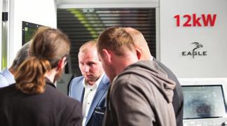 Specialista od SafanDarley při prezentaci laserového odměřovacího systému E-Bend L Blue,