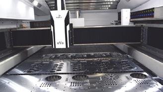 ocelovým rámem. Pevnolátkový fiber zdroj s max. výkonem až do 15 kw a chladicí jednotka od IPG Photonics. Ochranné sklíčko v řezné hlavě EAGLE eva je umístěné 250 mm nad řezaným materiálem.