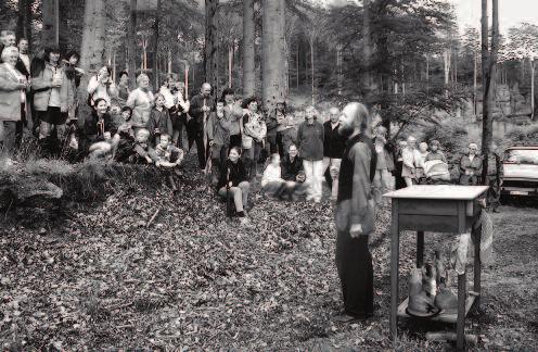 Komplikací se ukázalo umístění dřevěných podlážek, protože navzdory mnoha měřením skála narostla poněkud jinak, než předpokládal projektant.