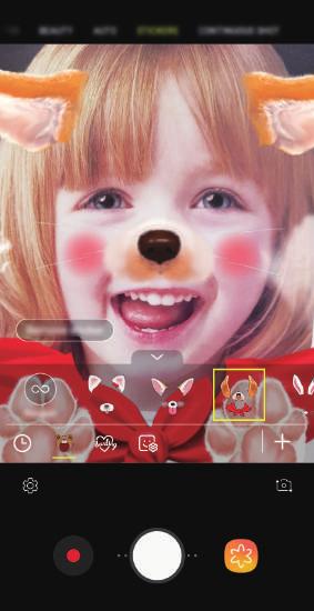 Aplikace a funkce Více zábavy s živými nálepkami Pořizuje fotografie a videa s různými živými nálepkami. Když pohnete obličejem, budou nálepky sledovat vaše pohyby.