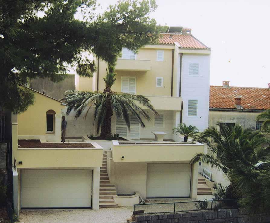 MAKARSKÁ Villa DANKO 1 Apartmánový dom v centrálnej zóne, 30 m od štrkovej pláže, prístup k pláži po schodoch, parkovisko, klimatizácia, každý apartmán má terasu s prívodom vody a záhradným nábytkom.