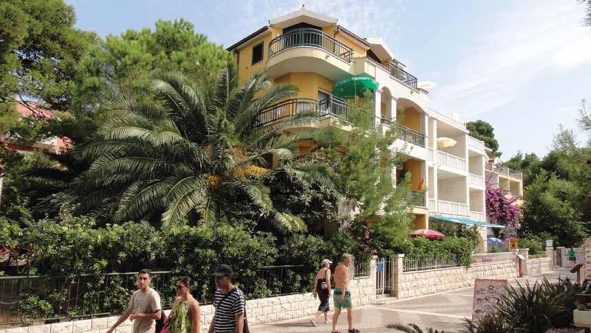 RIVIÉRA ELA Apartmánový dom pri plážovej promenáde vo východnej časti Tučepi - Kamena, 2 m od centra, klimatizované apartmány, parkovanie vo dvore. láž: 5 m, štrková.