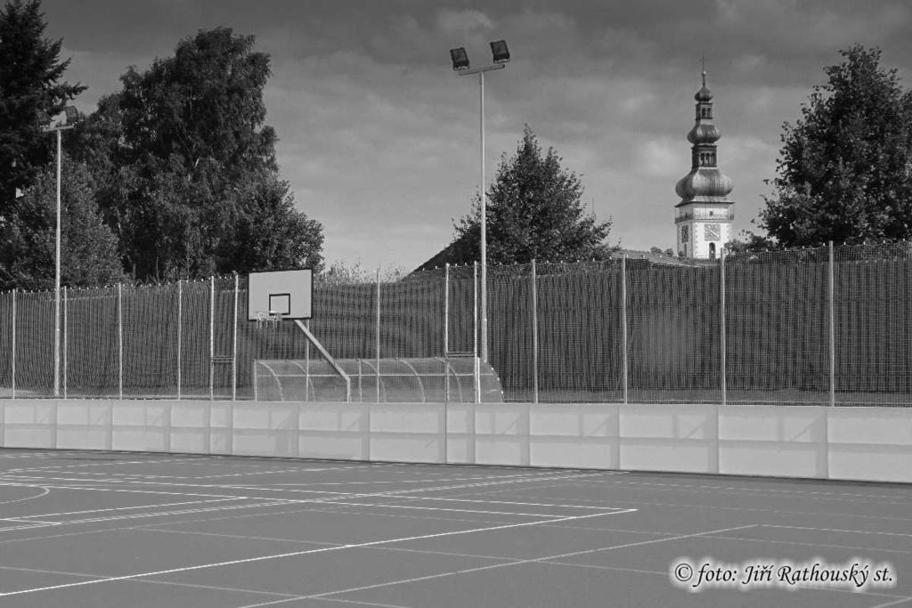 Rezervace sportoviště je nutné činit u správce minimálně 24 hodin dopředu. Seznam rezervací je zveřejňován ve vývěsce na buňce správce. Správci areálu: Jiří Klíma tel. 727 824 465 Josef Macek tel.