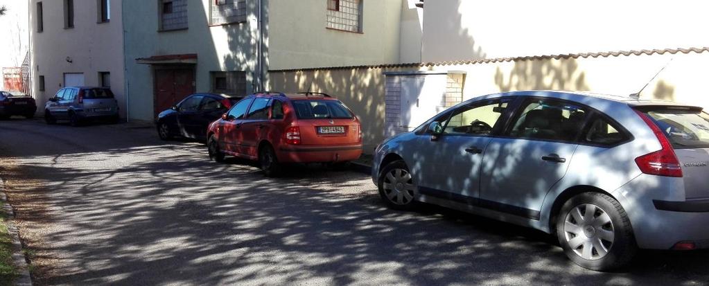 počet aut zaparkovaných vozidel významně překračuje kapacitu parkovacích míst. V průběhu měření v poledne počet zaparkovaných vozidel převyšoval kapacitu o 29 %.