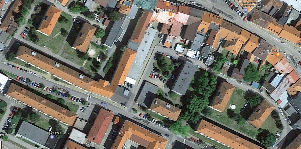 Z obrázku 9 je zřetelně vidět, že řidič automobilu (viz kroužek) přijel na místo po vyjetých kolejích na ploše veřejné zeleně a to z důvodu, jelikož prostřední černý