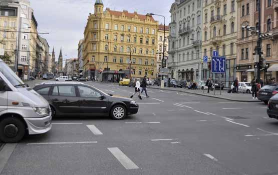 #002 doplnění přechodu pro chodce křižovatka / východ Vliv na kapacitu IAD je prověřováno TSK-ÚDI Centrální část náměstí je v dnešní době velmi izolována.