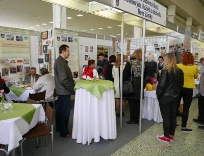 Harmonogram prednášok pre základné školy 27. 4. 2017 10.00 10.25 Digitálne zručnosti, ktoré uľahčia štúdium a vstup do zamestnania Slovenská informatická spoločnosť 10.