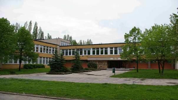 Hotelová škola A: Bosonožská 9 625 00 Brno T: +420 547 218 247 Web: www.hotskolabrno.cz E-mail: info@hotskolabrno.cz Hotelová škola nabízí studijní obory: Hotelnictví a turismus a Obchodní akademii.