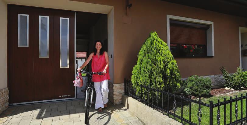 POSUVNÁ GARÁŽOVÁ VRATA PRAKTIK Inspirovali jsme se sekčními garážovými vraty, vzali panely a postavili je svisle. Posuvná vrata tak nezajíždějí pod strop garáže, ale do boku.