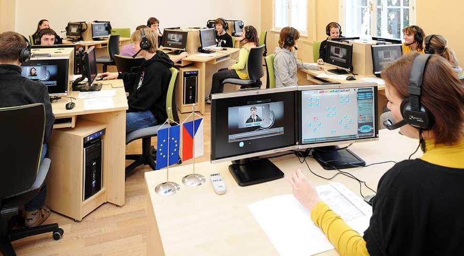 Pracoviště vyučujícího se skládá z počítačové stanice a dvou monitorů, přičemž na jednom monitoru je nepřetržitě zobrazen ovládací panel jazykové laboratoře.