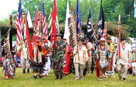 Grand entry, Mash-ka-Wisen Sobriety Pow-wow, srpen 2014 Tak tedy jedná se o jakousi mezikmenovou hudební a taneční slavnost, jejíž součástí (nikoli výhradní) bývají také soutěžní klání ve zpěvu a