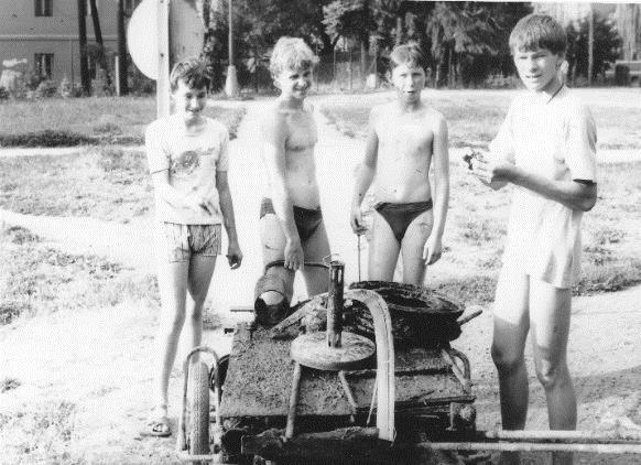 Vskutku raritní momentka z šavanské exkurze v kravíně, kde tehdy pracoval šaman