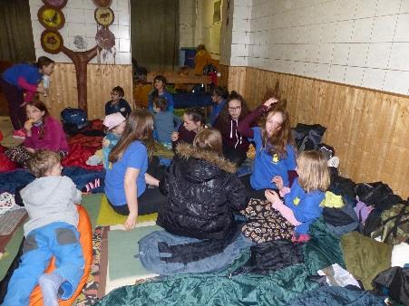 VÝPRAVA DO STÍNADEL 16.-18. BŘEZNA 2018 V pátek 16.března mě, Vrabčáka a Kecalku odvezla Kecalky máma do Zábřeha na nádraží. Tam na nás skoro všichni čekali, Sněhurka a Medvěd přišli za chvíli.