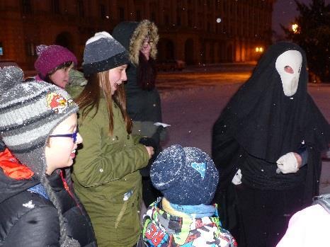teplý čaj a Hanka nám řekla, že v šest hodin máme být u sochy Tomáše Garriguea Masaryka a bude hon na Široka. Tak jsme jeli metrem na klubovnu. Za chvíli přijel MIČKINIKWA a Eddie se Suri z powwow.