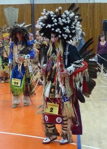 české powwow se konalo 17. 3. 2018 v Kladně. Působivé zahájení Grand Entry nového, co jsme zatím neviděli a čím se můžeme inspirovat, vyrazili jsme ve složení MIČKINIKWA, Eddie a Surikata do Kladna.
