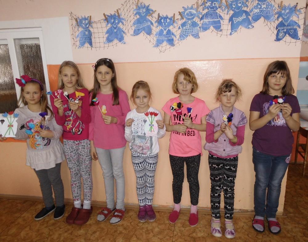 Informace z naší školy Svátek svatého Valentýna ve školní družině Je to den, kdy se tradičně předávají dárky, květiny, cukrovinky a pohlednice s tematikou stylizovaného srdce, jako symbolu lásky.