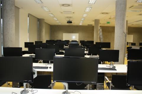 Počítačové učebny Studenti mohou využívat počítačové učebny i mimo dobu