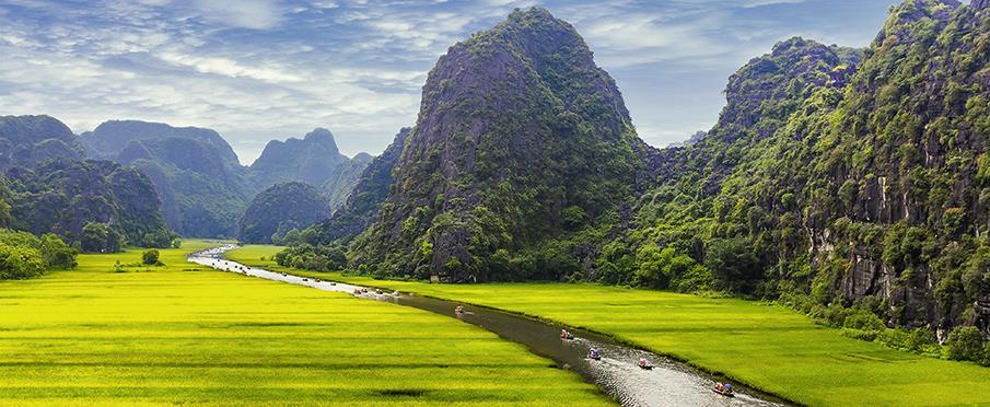 Ninh Binh se nachází na řece Red River Delta a je dobře známý svoji