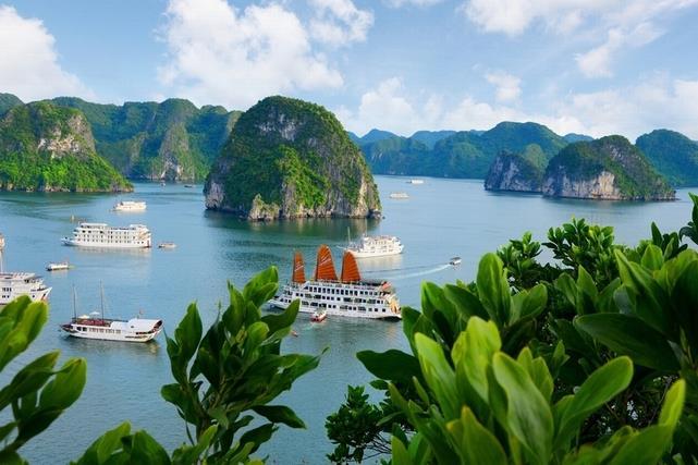 východ do Halong Bay, místo zapsané na seznamu světového dědictví UNESCO.