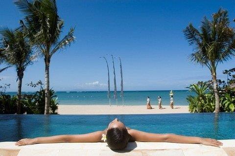QANTAS v triede Economy letiskové, palivové a bezpečnostné poplatky 3x ubytovanie v plážovom hoteli BALI TROPIC s all inclusive Bali 3x ubytovanie v hoteli STAMFORD PLAZA s raňajkami Auckland