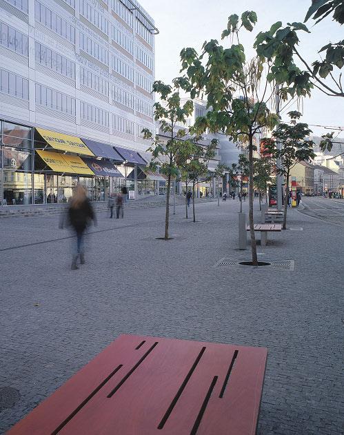 6 Staré město u Uherského Hradiště, rekonstrukce hlavního náměstí, detail laviček, design: architektonická kancelář Burian Křivinka, materiál: ocel, dřevo (6) 3.2.