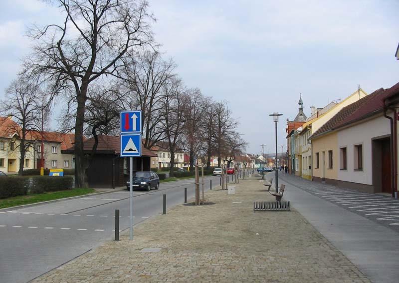 Jednotlivé prvky jsou tvořeny z jednoduchých kubických hmot, jejichž výtvarnost je založena na proporci, použitých materiálech, jejich barevnosti, preciznímu