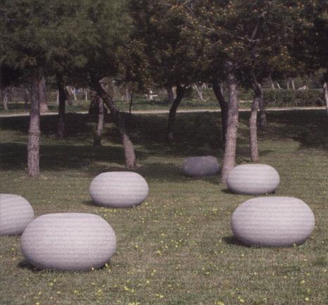 15 Radium, design: David Karásek & Radek Hegmon, materiál: ocel,dřevo (9) Kromě hodnotných prvků městského mobiliáře na našem i světovém trhu lze samozřejmě nalézt